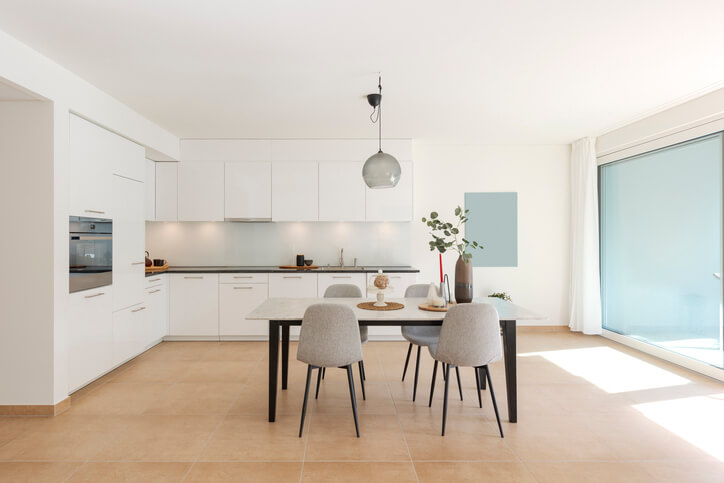 A bright, staged home interior with neutral decor and natural lighting, showcasing a move-in-ready space to help sell your home faster in Oak Ridges & the GTA.